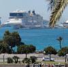 Die Kreuzfahrtschiffe AIDAnova, Norwegian Epic und Celebrity Constellation im Hafen von Palma de Mallorca. Nach Prognosen der Hafenbehörde der Balearen werden in diesem Jahr rund 1,75 Millionen Menschen mit Kreuzfahrtschiffen auf die Insel kommen.