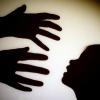 Ein 49-Jähriger missbrauchte über Jahrzehnte hinweg Mädchen in Augsburg sexuell, darunter seine Tochter. Aufgedeckt wurden die Taten durch die Anzeige einer Mutter.