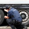 Die Polizei stoppte auf der A8 einen italienischen Lkw, der  mit vier platten Reifen unterwegs war.