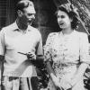Elizabeth als junge Frau an der Seite ihres Vaters König George VI., der am 6. Februar 1952 starb. 	