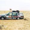 Im jordanischen Wüstensand bei einer Sonderprüfung gestrandet: Mit vereinten Kräften konnte das Illertisser Volvo-Team den Wagen aber wieder flott bekommen und das Ziel in Amman erreichen. Foto: zg/Dieter Bäurl