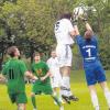 Tobias Schneider vom SV Donaumünster/Erlingshofen steigt so hoch wie TSV-Keeper Thomas Wenninger. Am Ende siegten die Gäste klar mit 5:1.  