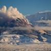 Lava und Dampf sind während eines Ausbruchs des Vulkans Schiwelutsch auf der Halbinsel Kamtschatka zu sehen (November 2022).