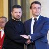 Der französische Präsident Emmanuel Macron (r) begrüßt den ukrainischen Präsidenten Wolodymyr Selenskyj im Elysee-Palast.