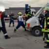 Bei einer gemeinsamen Übung der Unterthürheimer Feuerwehr und dem Technischen Hilfswerk Dillingen wurden Personen aus Fahrzeugen befreit.  	