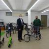Dasings Bürgermeister Andreas Wiesner und Inhaber Albert Fischer bei der Eröffnung von "spezialrad.fischer", dem ersten Fahrradladens seit Langem in Dasing.