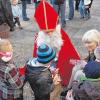 Der Nikolaus kümmert sich liebevoll um die Kinder auf dem Christkindlesmarkt in Stadtbergen. Das nostalgische Flair lockte viele Besucher an.