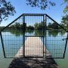 Der Badesteg am Weiher in Thierhaupten ist durch ein Eisentor versperrt, seit es im Jahr 2019 zu einem tödlichen Badeunfall gekommen ist. Ein Gutachten zur Wiedereröffnung lässt auf sich warten.