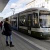 Busse, Straßenbahnen und Haltestellen sind seit einigen Tagen leerer als sonst (unser Bild entstand am Donnerstagnachmittag am Königsplatz). Grund ist das Coronavirus.  	