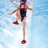 Aqua Jogging eignet sich auch für Sporteinsteiger. Dabei laufen die Teilnehmer durchs tiefe Wasser. Wer möchte, kann zum Beispiel mit speziellen Sandalen trainieren.