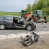 Bei einem Unfall am Donnerstagvormittag sind bei Tiefenbach ein Auto und ein Traktor zusammengestoßen. Zwei Menschen wurden schwer verletzt.
