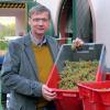 Günther Jauch hat seinen eigenen Wein nicht erkannt und ihn dann "kein großes Gewächs" und sogar "Fusel" genannt. Beim SWR Uni-Talk servierte SWR-Fernseh-Chefredakteur Fritz Frey dem Talkmaster und Hobbywinzer Wein von dessen Weingut in Rheinland-Pfalz - und Jauch erkannte ihn nicht.