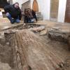 Kirchenvorstandsmitglied Jürgen Mößle und Anja Seidel vom Archäologiezentrum Günzburg begutachten das alte Ziegelgewölbe, das im Chorraum der Leipheimer St. Veitskirche entdeckt wurde.  	