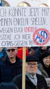 Großer Andrang herrscht bei der Kundgebung am Marienplatz und dem anschließenden Umzug in der Friedberger Innenstadt.