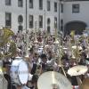 Ein beeindruckendes Schauspiel ist der „Instrumentengruß“ bei jedem Bezirksmusikfest. Bei der 44. Auflage streckten fast 1000 aktive Musikanten ihre Instrumente in den Himmel.