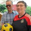 Gemeinsam mit ihrem Ehemann Heinz Demeter, einem ehemaligen Schiedsrichter (Bild links), verfolgt Irmgard Demeter, geborene Mayerhofer, die Frauen-WM in Frankreich intensiv.  
