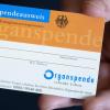 Eine Frau hält einen Organspendeausweis in ihren Händen. Viel zu wenige Menschen in Deutschland haben bisher ihre Einwilligung zur einer Organspende nach dem Tod erklärt.