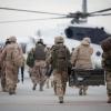 Bundeswehrsoldaten auf dem Weg zu einem Hubschrauber im afghanischen Masar-i-Scharif.