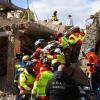 Ein deutsches Team unter Leitung der nordrhein-westfälischen Hilfsorganisation I.S.A.R. Germany rettet über 100 Stunden nach dem verheerenden Erdbeben eine Frau aus den Trümmern eines eingestürzten Hauses.