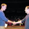 Ein Handschlag braucht auch den Augenkontakt, damit Geschäftspartner übereinstimmen: Daniel Witt (l.) und Stephan Breninger machen es vor. Foto: Ruth Plössel