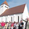 Am gestrigen Tag des offenen Denkmals zeigte Georg Wörishofer (rechts) dieser Besuchergruppe die Kirche St. Nikolaus in Lands-hausen. Insgesamt gab es drei Führungen.  