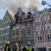 Großeinsatz in der Karolinenstraße: Die Feuerwehrleute kämpften über Stunden gegen das Feuer, das im Dachstuhl ausgebrochen war. 	
