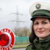 Polizeihauptmeisterin Karin Rother von der Inspektion Illertissen mit der Polizeikelle. Beim Blitzmarathon zwischen Mittwoch und Donnerstag hat sie Verkehrssünder zwischen Bellenberg und Vöhringen angehalten. 