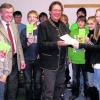 Klassensprecherin Anne Kaifer übergibt eine Spende von 300 Euro an Helmut Kast vom SOS-Kinderdorf, Augsburg. Mit auf dem Bild Schüler der Klasse 8 c und Schulleiter Hans Lautenbacher. Foto: AGL