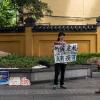 Einer schaut dann doch – wenn auch wenig begeistert: Klima-Aktivistin Ou Hongyi im Einsatz in ihrer Heimatstadt Guilin. 	