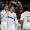 Mesut Özil feiert zusammen mit Karim Benzema und Marcelo einen Treffer von Real Madrid gegen den FC Granada.
