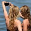 Gerade junge Mädchen suchen oft Hintergründe für ihre Selfies, die ihre Freundschaft unterstreichen.
