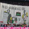 Bayern-Fans attackieren mit ihrem Plakat Kahn und Hainer für deren Katar-Geschäfte. 	