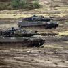 Zwei Leopard-2-Panzer der Bundeswehr im Manöver. Die Truppe, sagt Masala, sei noch immer dysfunktional.