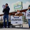 Am Mittwoch protestierte PETA gegen den Kleintierhandel vor der Neu-Ulmer Dehner-Filiale. 