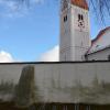 Die Kirchhofmauer in Unterroth weist Schäden durch Feuchtigkeit auf. Nun wird das Entwässerungssystem im dahinterliegenden Friedhof untersucht.