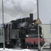 Einen kurzen Blick auf seine dampfende Lok bot der Christkindlzug in Bobingen, dann rollte er an den Wartenden am Bahnhof ohne Stopp vorbei. 