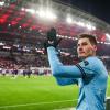 Leverkusens Spieler Patrik Schick bedankt sich bei den Fans.