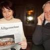 Während Ilse Wagner im Sessel ihre Zeitung liest, lässt sich ihr Mann Helmut die Artikel am Telefon vorlesen.