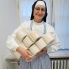 Schwester Franziska Brenner, Priorin der Bad Wörishofer Dominikanerinnen, verfügt über einen großen Vorrat an Toilettenpapier.