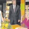 In Anwesenheit von Büchereileiterin Petra Narr (links) ließ sich Bürgermeister Manfred Wolf sein Exemplar von Eva Leipprands neuem Buch signieren. 