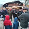 Sie begrüßten die Besucher des Affinger Weihnachtsmarktes: (von links) Bürgermeister Markus Winklhofer, Baron Marian von Gravenreuth und Ewald Lindemeir, Vorsitzender des Vereins Weihnachtsmarkt im Schlosshof Affing.