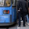 Bei einem Unfall mit einer Straßenbahn wurde eine Frau in München-Bogenhausen schwer verletzt.