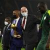 Der Präsident der Afrikanischen Fußballkonföderation (CAF), Patrice Motsepe (l-r), FIFA-Präsident Gianni Infantino und der senegalesische Nationalspieler Kalidou Koulibaly.