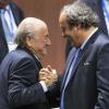 Joseph Blatter (links) und Michel Platini könnten nun doch bei der Fußball-Weltmeisterschaft 2018 dabei sein. (Archiv)