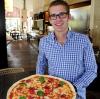 Restaurantleiter Philip van Berkel zeigt das Pizza-Maß aller Dinge: 45 Zentimeter. 
