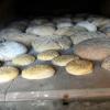 In den Ofen passen etwa 40 bis 50 Brotlaibe.