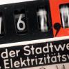 Die Kanzlerin will eine Energiewende-Reform aus einem Guss. SPD-Kanzlerkandidat Steinbrück wirft ihr vor, das Mammutprojekt der Gefahr einer Bruchlandung auszusetzen.