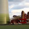 Ein vom Orkan "Friederike" umgeworfener 150 Meter hoher Kran liegt im osthessischen Kirtorf in einem Energiepark. Wer zahlt jetzt die Sturmschäden?