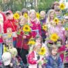 Strahlende Kinder mit Sonnenblumen: Da hatte das schlechte Wetter bei der Kinderwallfahrt in Sulzbach keine Chance mehr. 