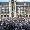Dichtes Gedränge bei einer Demonstration gegen die Corona-Auflagen auf dem Münchener Marienplatz - teils unter Missachtung aller Abstandsregeln.